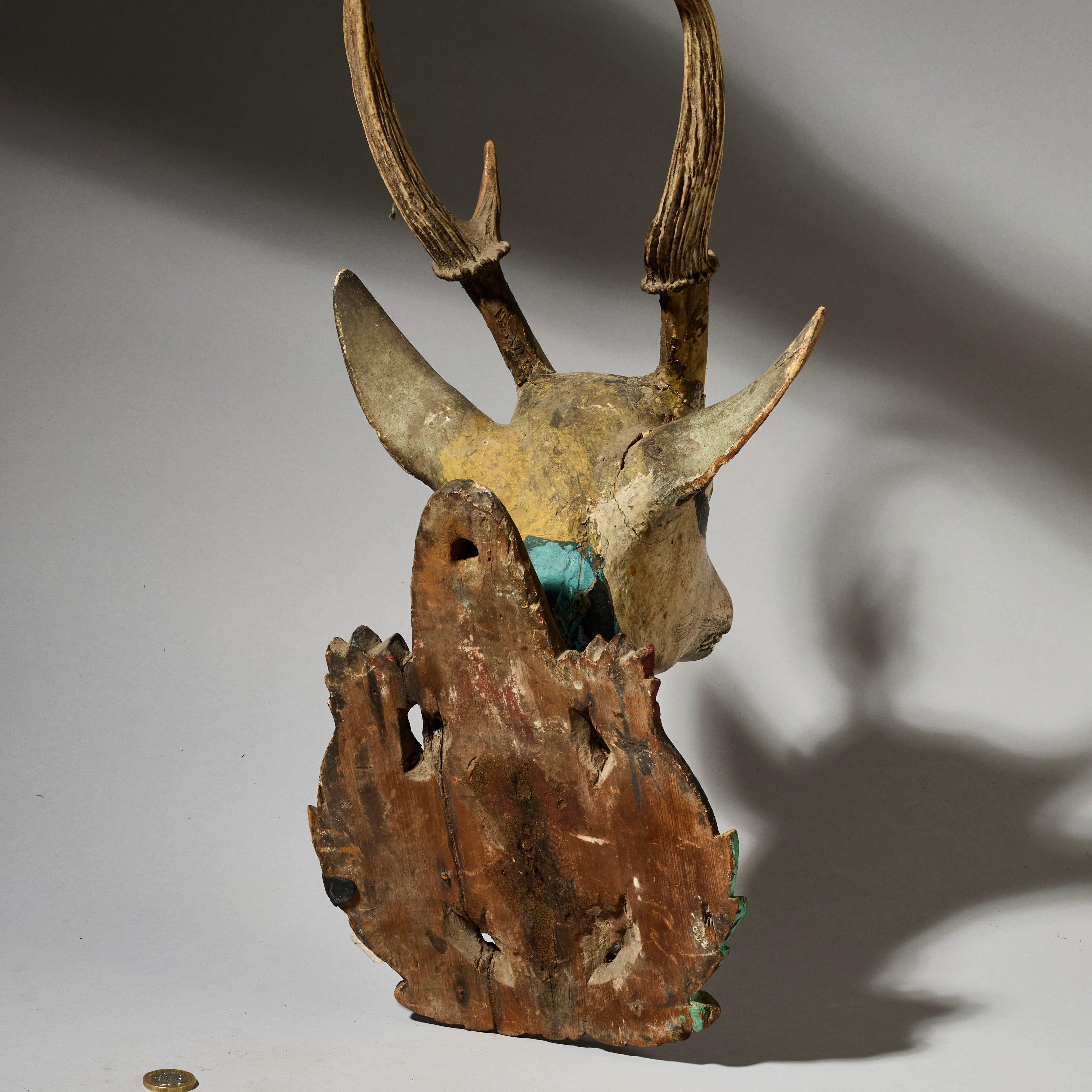 A FOLKISH HINDU DEER SCULPTURE FROM INDONESIA  ( No 4946)