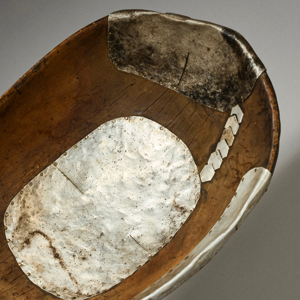A SHAPLEY WOODEN MEDIUM BOWL WITH METAL INDIGENOUS REPAIRS FROM THE TUTSI TRIBE OF RWANDA ( No 4739 )