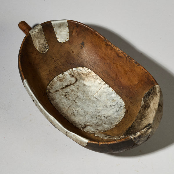 A SHAPLEY WOODEN MEDIUM BOWL WITH METAL INDIGENOUS REPAIRS FROM THE TUTSI TRIBE OF RWANDA ( No 4739 )