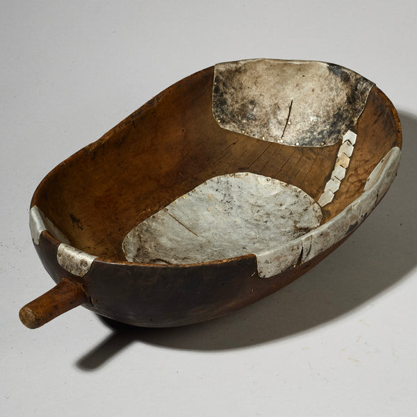 A SHAPLEY WOODEN MEDIUM BOWL WITH METAL INDIGENOUS REPAIRS FROM THE TUTSI TRIBE OF RWANDA ( No 4739 )