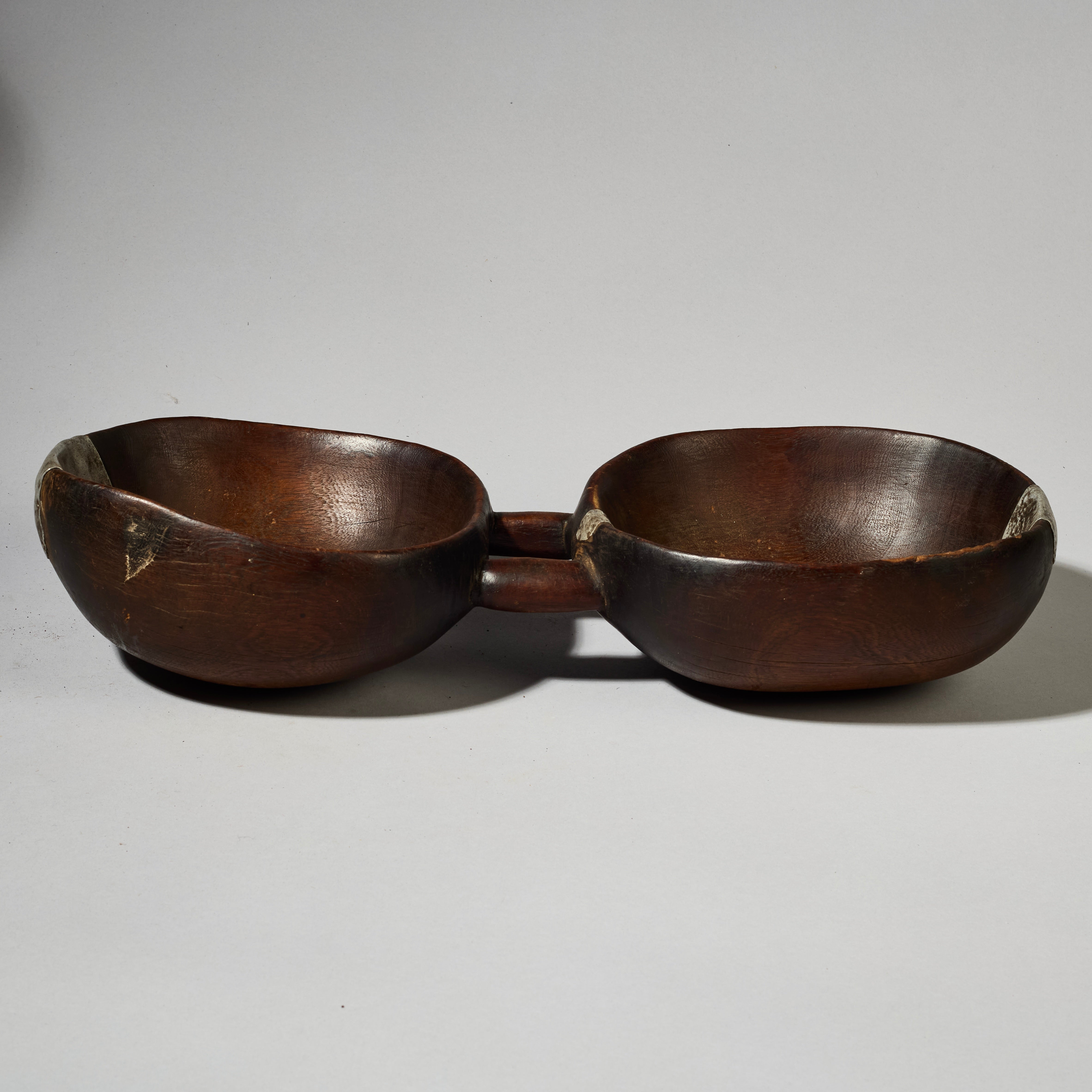 AN ARTISTIC DOUBLE WOODEN  BOWL FROM TUTSI TRIBE RWANDA (  No 4740 )