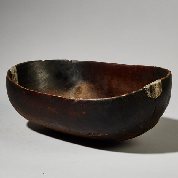 A WONDERFUL WOOD BOWL WITH METAL REPAIRS TUTSI TRIBE RWANDA ( No 4896 )