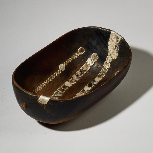 A WONDERFUL WOOD BOWL WITH METAL REPAIRS TUTSI TRIBE RWANDA ( No 4896 )