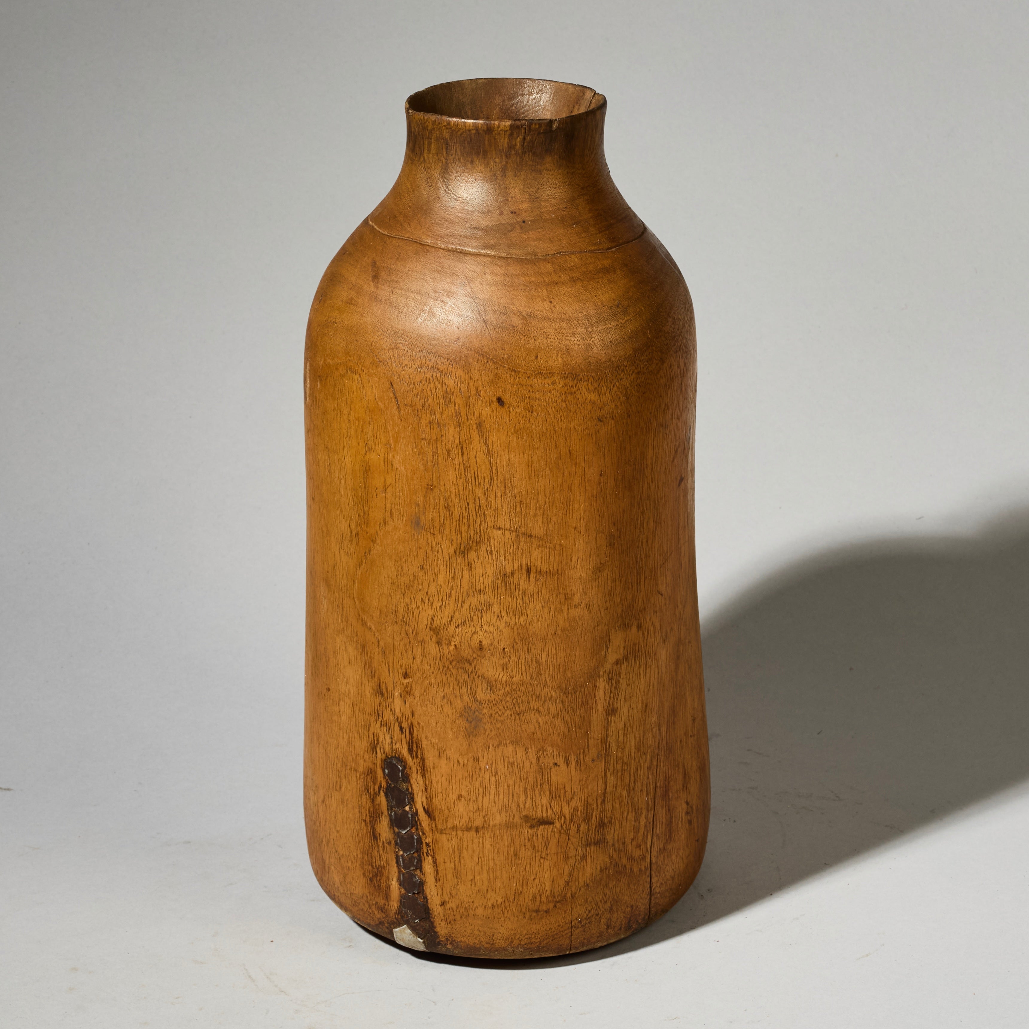 A MEDiUM SIZED HANDMADE HONEY POT WITH METAL REPAIRS, TUTSI TRIBE RWANDA( No 4743 )