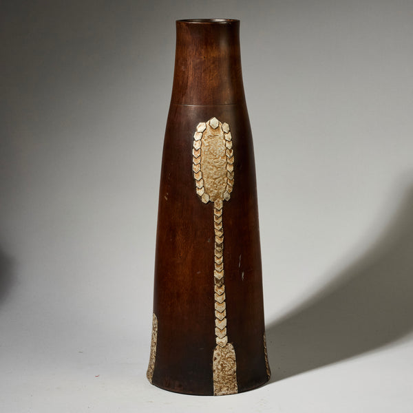 AN ELEGANT TALL WOOD POT FROM TUTSI TRIBE RWANDA( No 4761 )