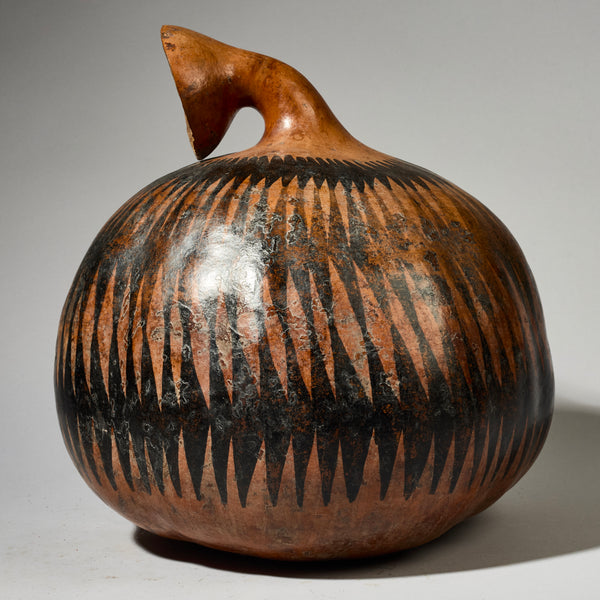 A GLOSSY LARGE GRAPHIC GOURD FROM TUTSI TRIBE OF RWANDA ( No 4954 )