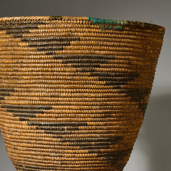 A LARGE WOVEN GRASS BASKET FROM TUTSI TRIBE OF RWANDA  ( No 4774 )
