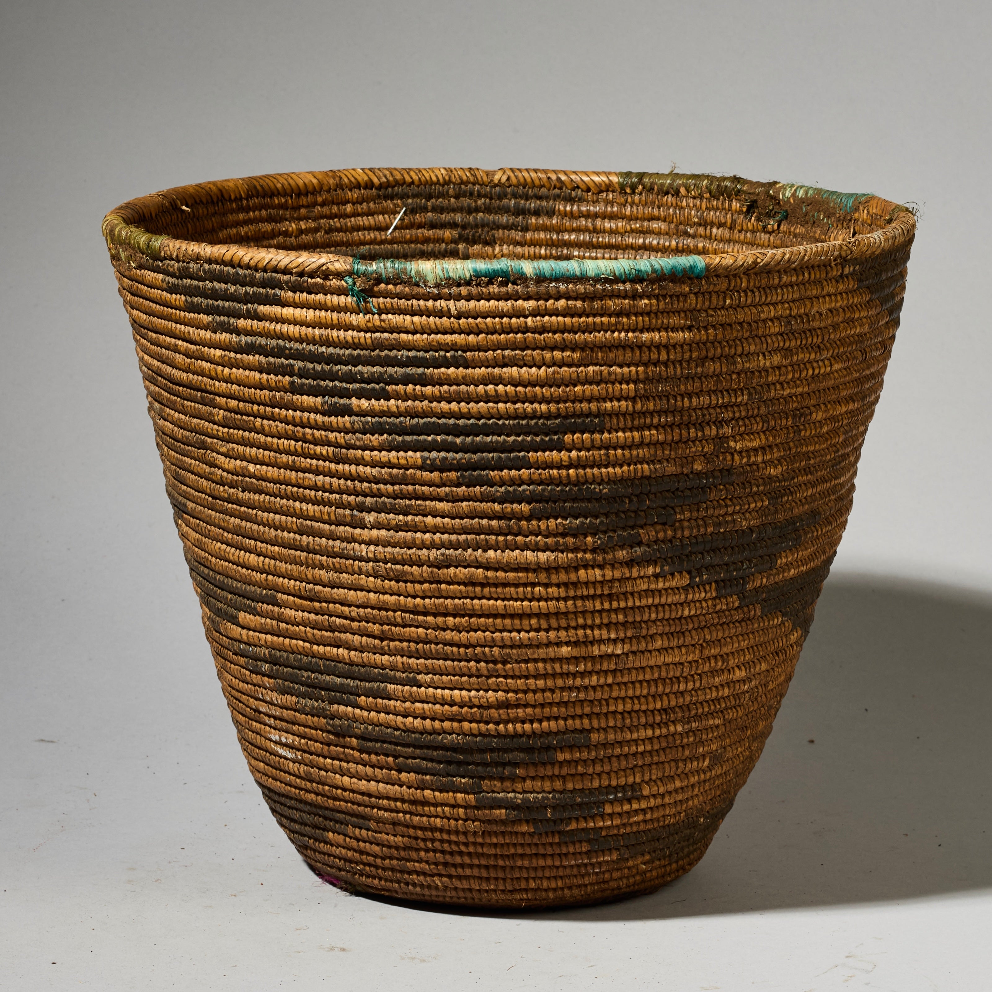 A LARGE WOVEN GRASS BASKET FROM TUTSI TRIBE OF RWANDA  ( No 4774 )