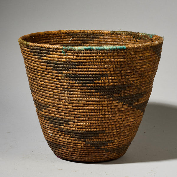 A LARGE WOVEN GRASS BASKET FROM TUTSI TRIBE OF RWANDA  ( No 4774 )