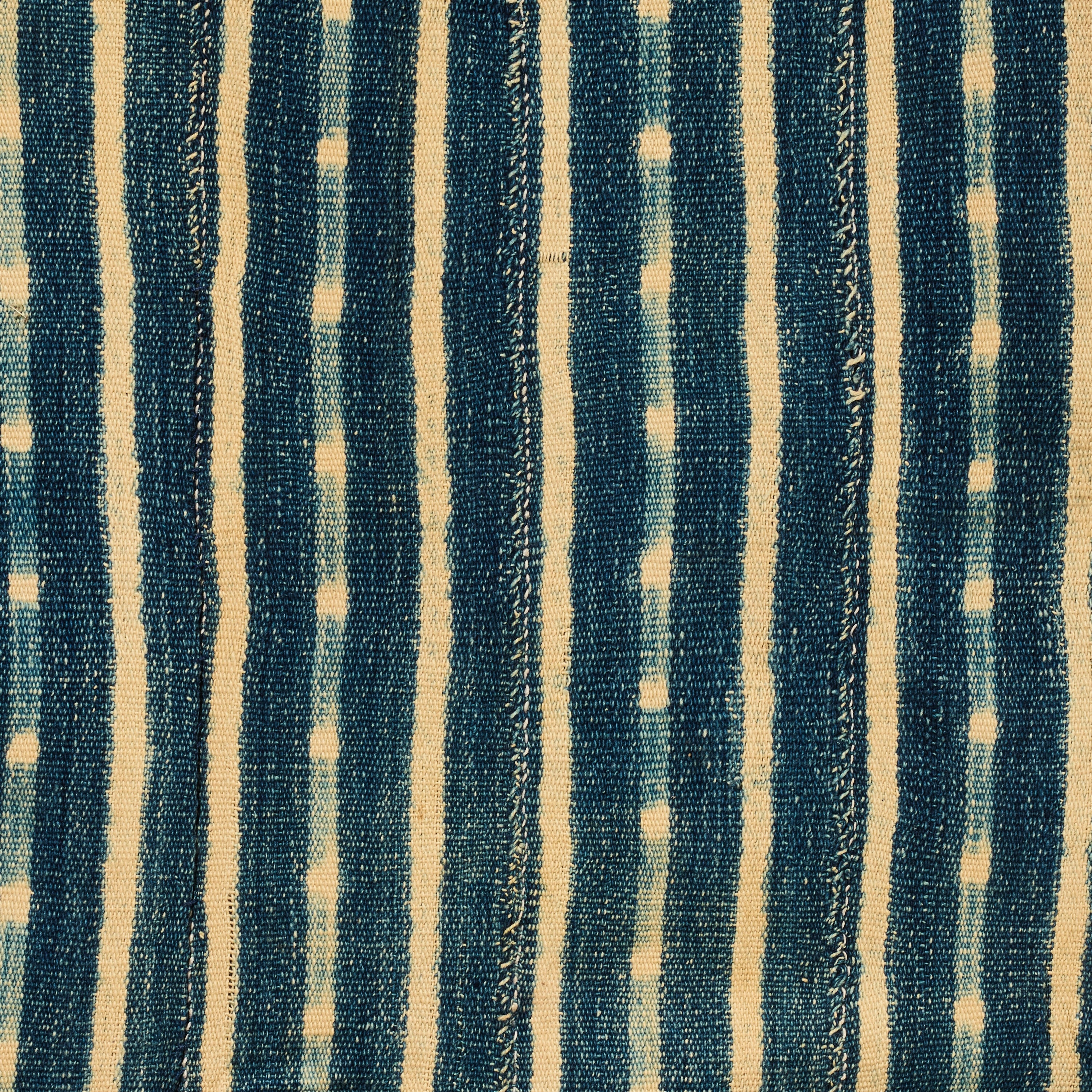 AN ARRESTING INDIGO WOMANS CLOTH, MOSSI TRIBE BURKINA FASO( No 4757 )