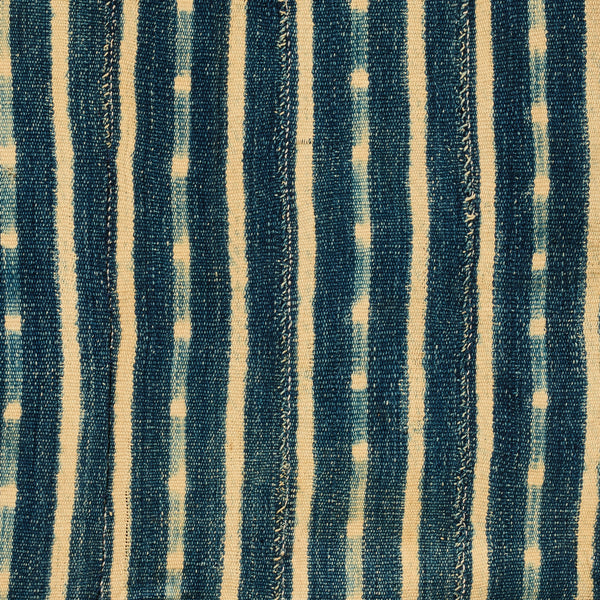 AN ARRESTING INDIGO WOMANS CLOTH, MOSSI TRIBE BURKINA FASO( No 4757 )