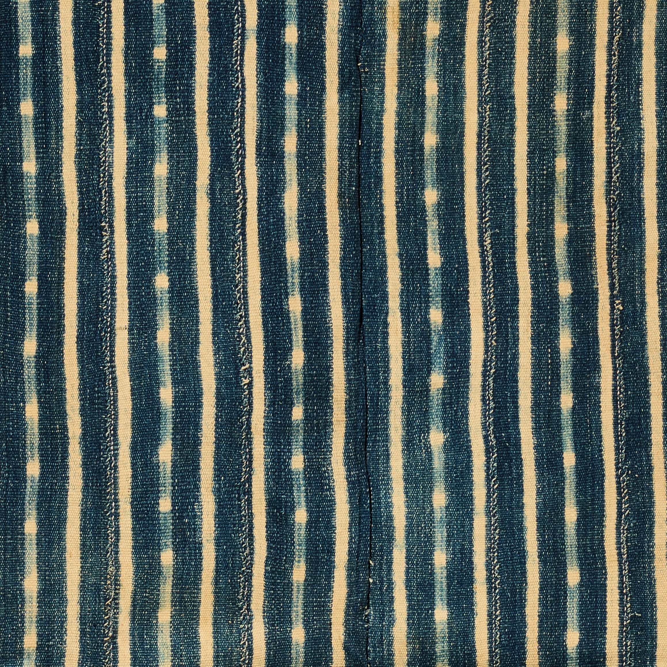 AN ARRESTING INDIGO WOMANS CLOTH, MOSSI TRIBE BURKINA FASO( No 4757 )
