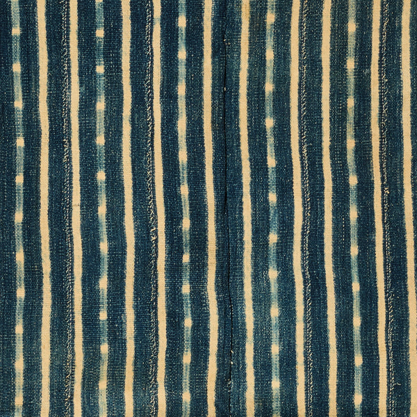 AN ARRESTING INDIGO WOMANS CLOTH, MOSSI TRIBE BURKINA FASO( No 4757 )