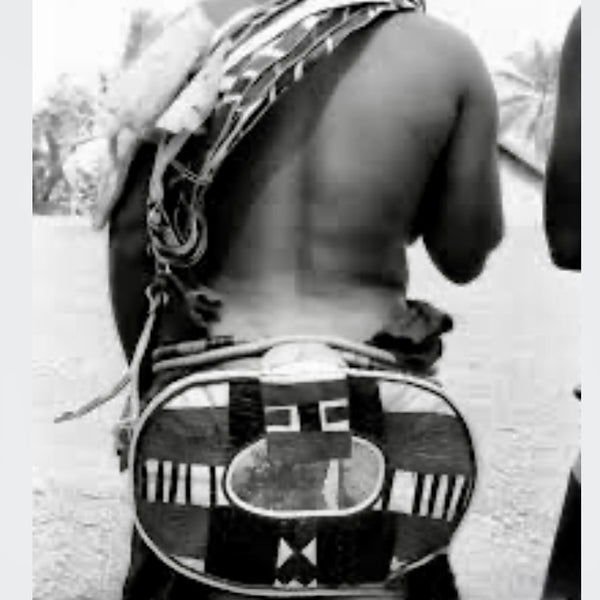 A STUNNING ANTIQUE BARK BOTTOM COVER, EX UK COLL. MANGBETU  TRIBE OF THE CONGO( No 4964 )
