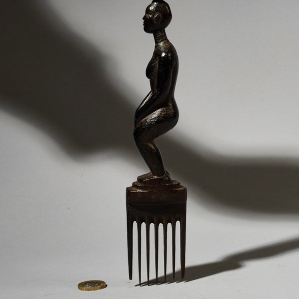 A FINE STYLISH HAIR COMB, BAULE TRIBE IVORY COAST W. AFRICA (No 4763 )