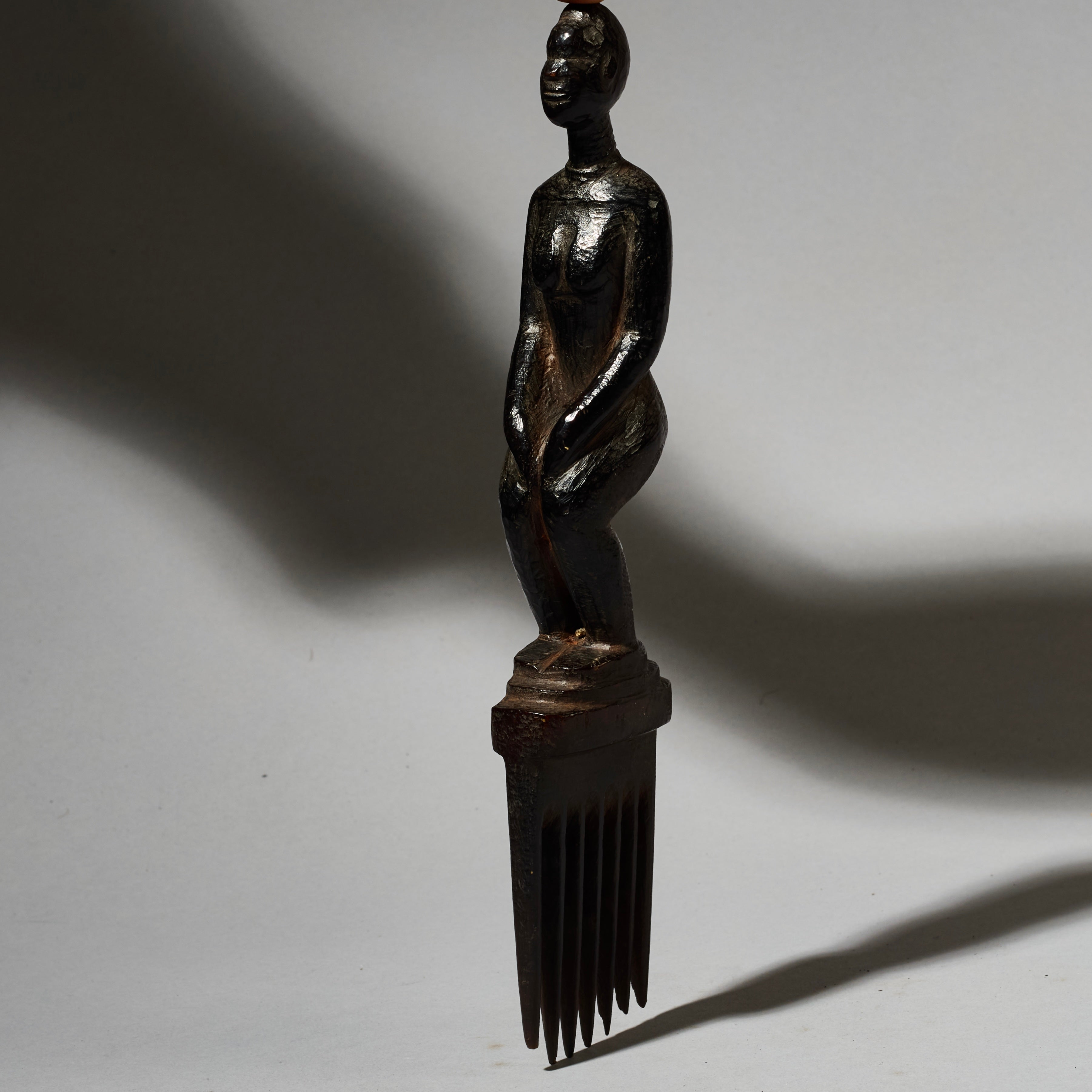 A FINE STYLISH HAIR COMB, BAULE TRIBE IVORY COAST W. AFRICA (No 4763 )