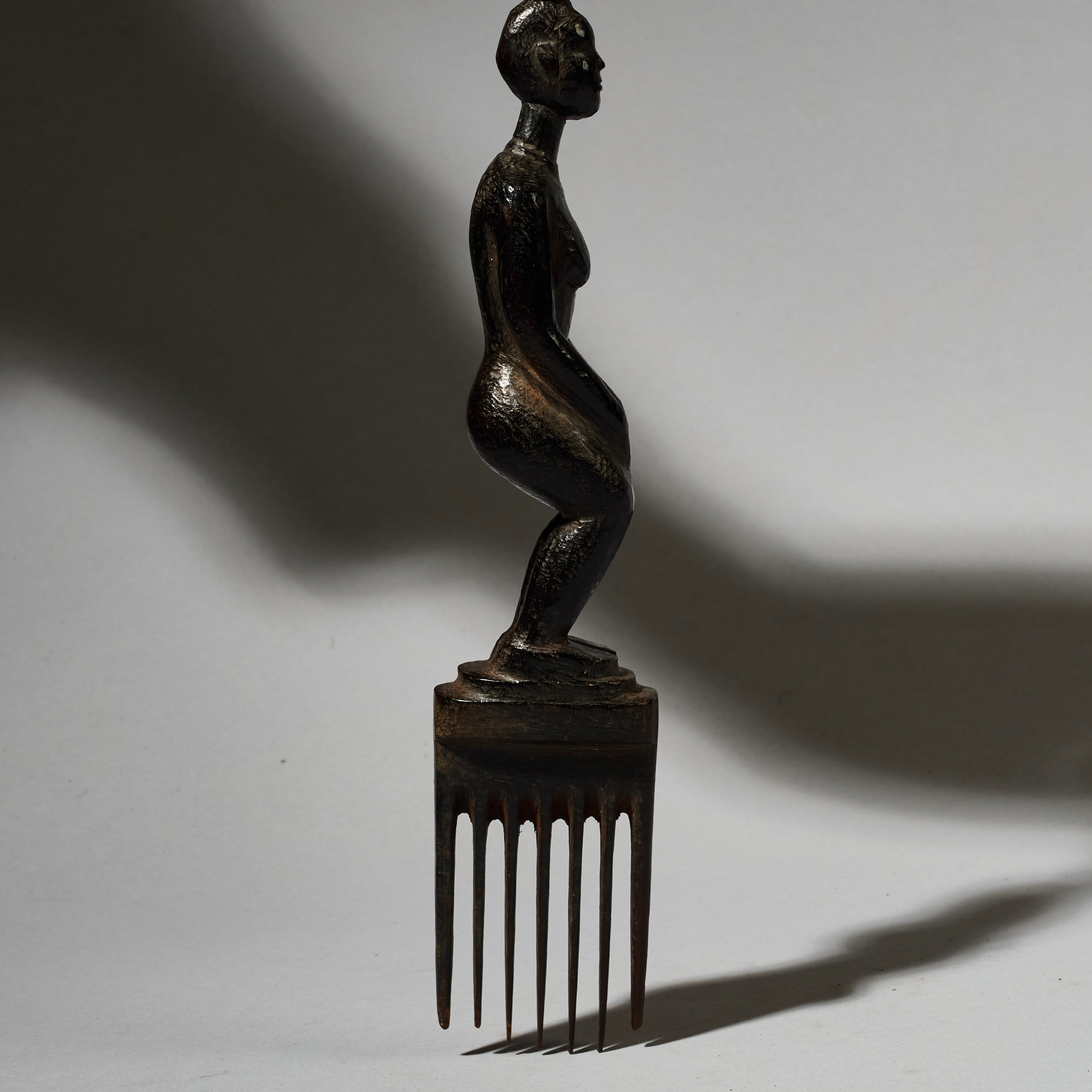 A FINE STYLISH HAIR COMB, BAULE TRIBE IVORY COAST W. AFRICA (No 4763 )