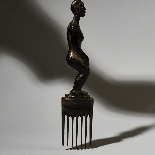A FINE STYLISH HAIR COMB, BAULE TRIBE IVORY COAST W. AFRICA (No 4763 )