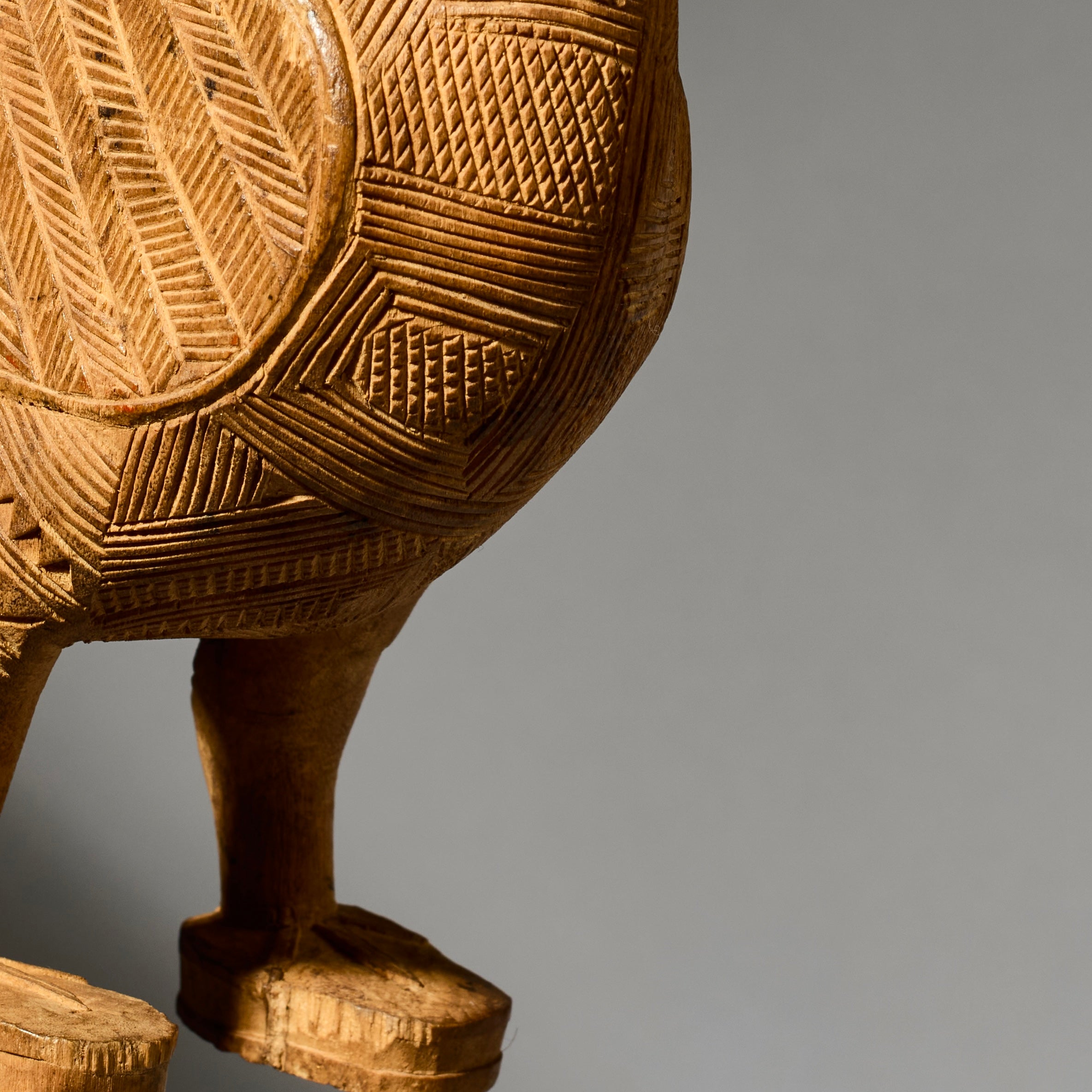 AN ADORABLE BAULE CHIEFS BIRD SYMBOL , EX GOLD LEAF, IVORY COAST (No 4912 )