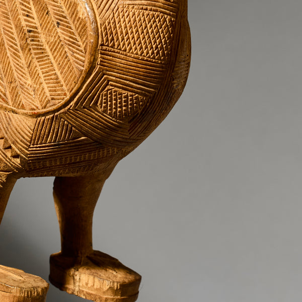 AN ADORABLE BAULE CHIEFS BIRD SYMBOL , EX GOLD LEAF, IVORY COAST (No 4912 )