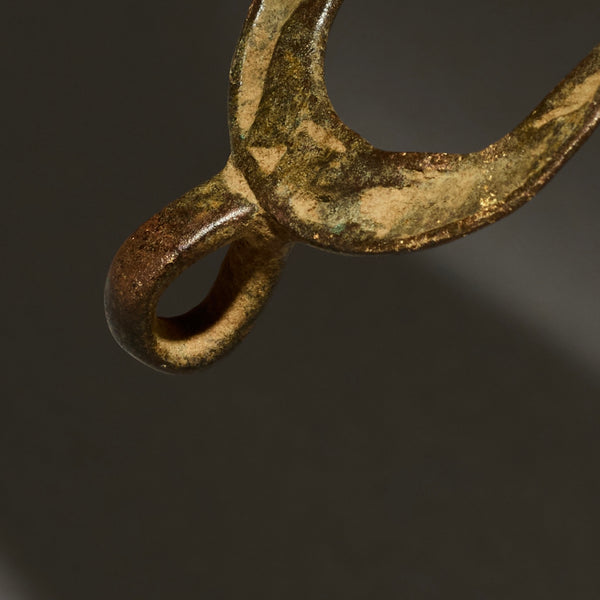 A CRESCENT SHAPED SENUFO BRONZE PENDANT FROM THE IVORY COAST ( No 4786)