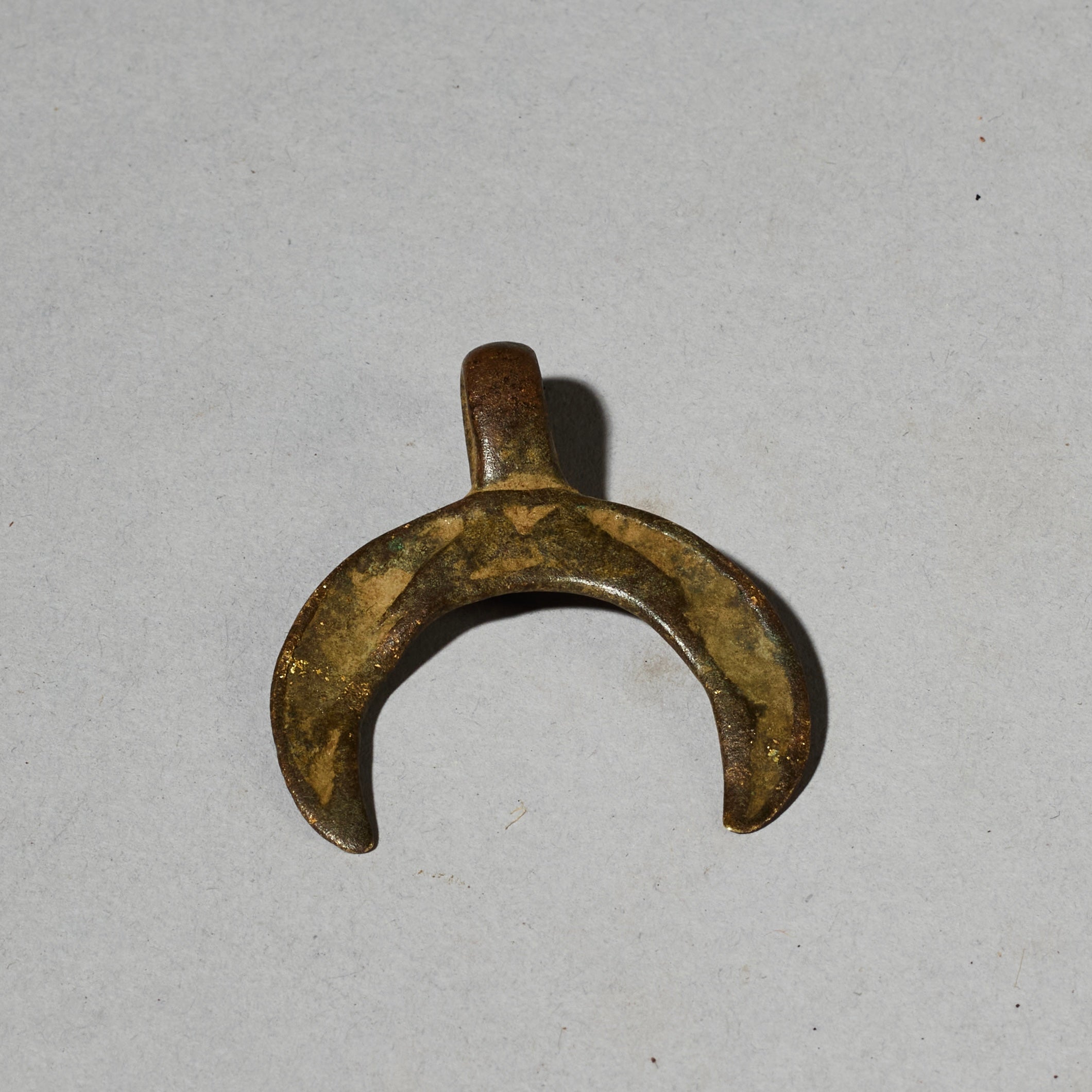 A CRESCENT SHAPED SENUFO BRONZE PENDANT FROM THE IVORY COAST ( No 4786)
