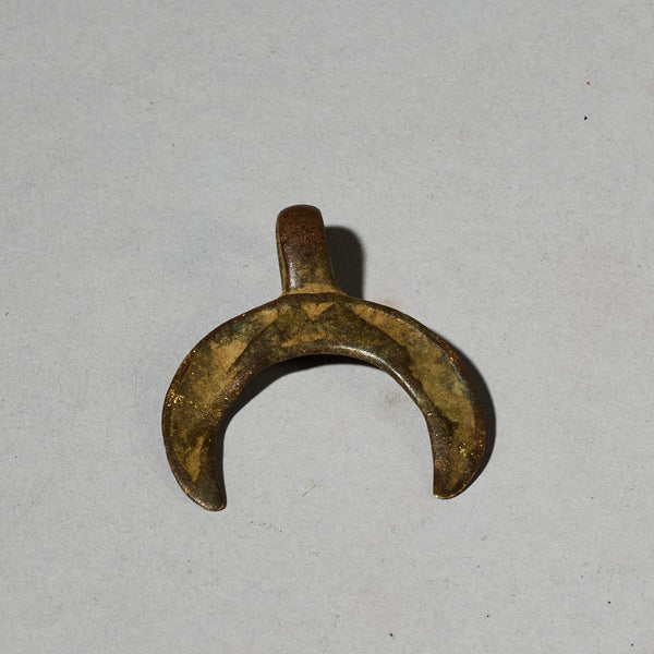 A CRESCENT SHAPED SENUFO BRONZE PENDANT FROM THE IVORY COAST ( No 4786)
