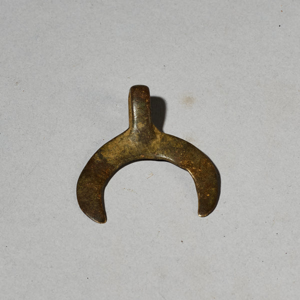 A CRESCENT SHAPED SENUFO BRONZE PENDANT FROM THE IVORY COAST ( No 4786)