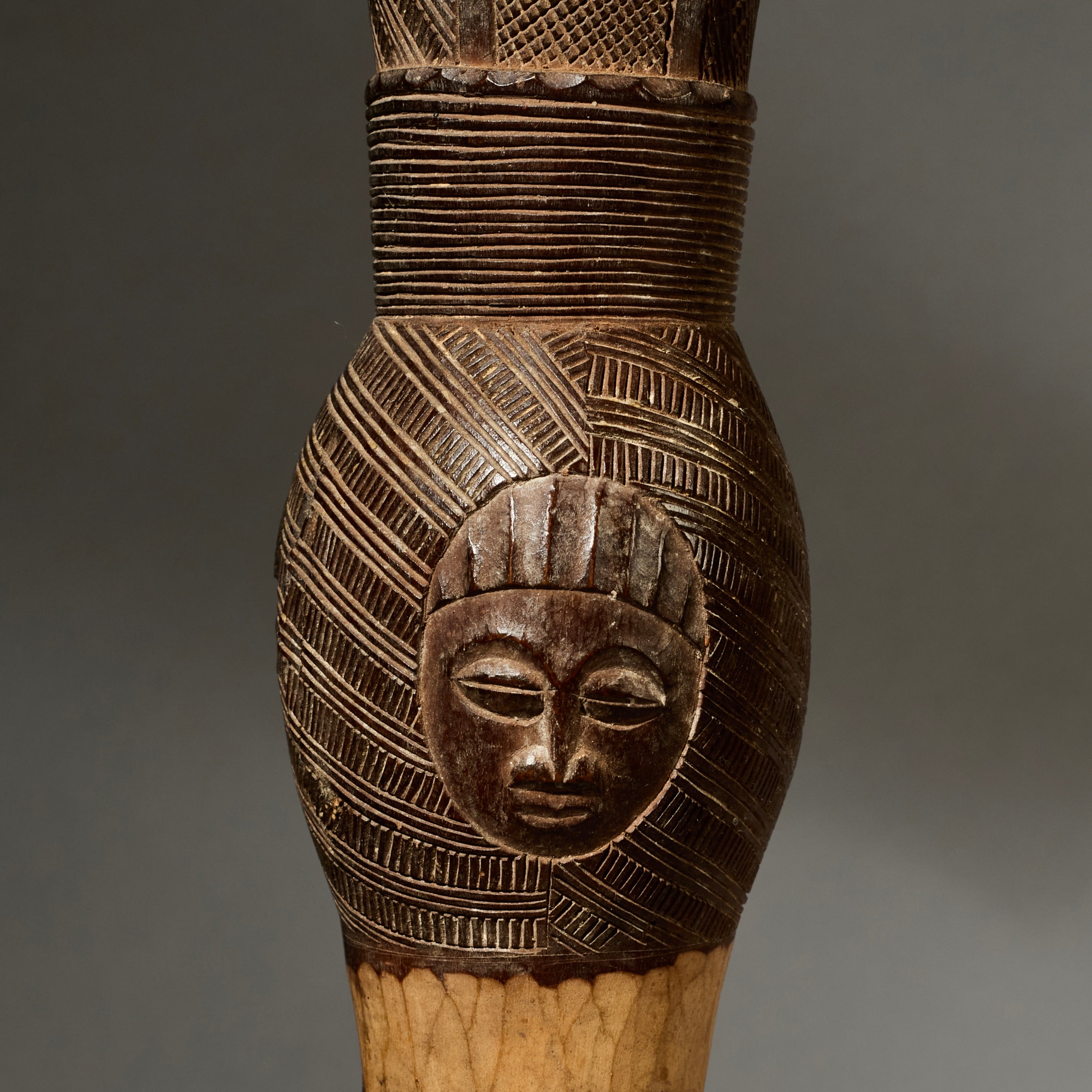 AN UNSUAL ANIMAL BAULE FLY WHISK EX GOLD LEAF,IVORY COAST W. AFRICA (No 4994 )