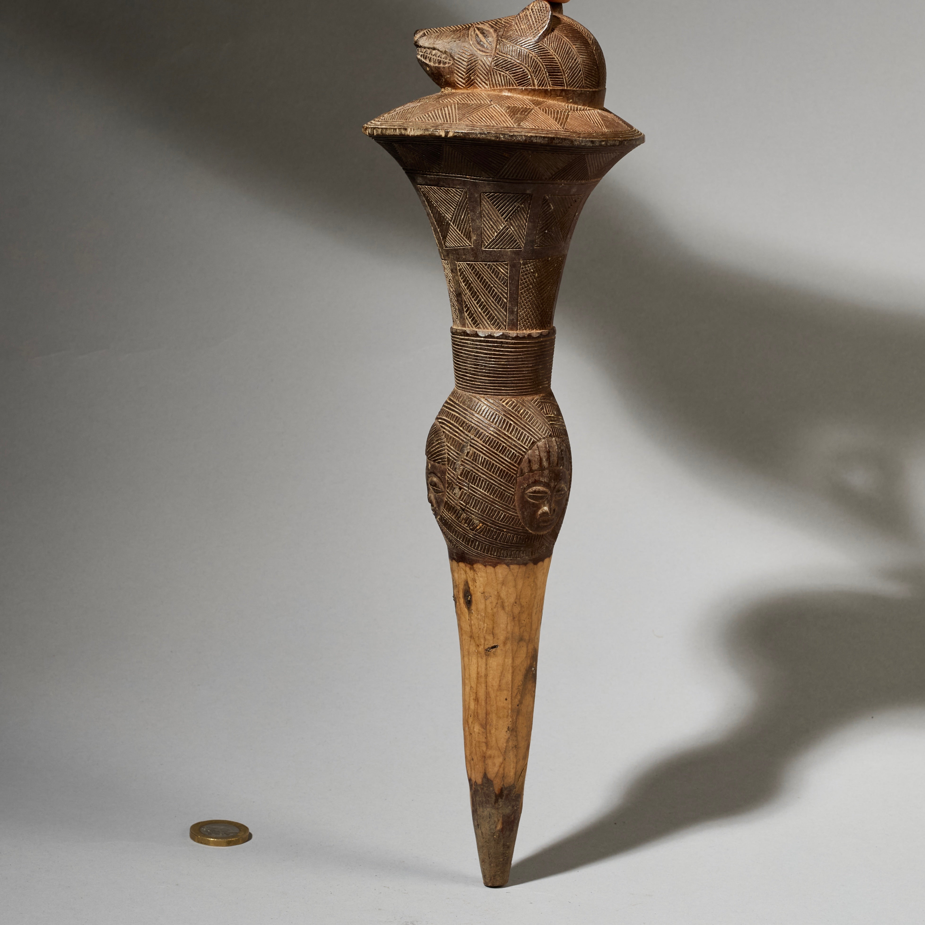 AN UNSUAL ANIMAL BAULE FLY WHISK EX GOLD LEAF,IVORY COAST W. AFRICA (No 4994 )