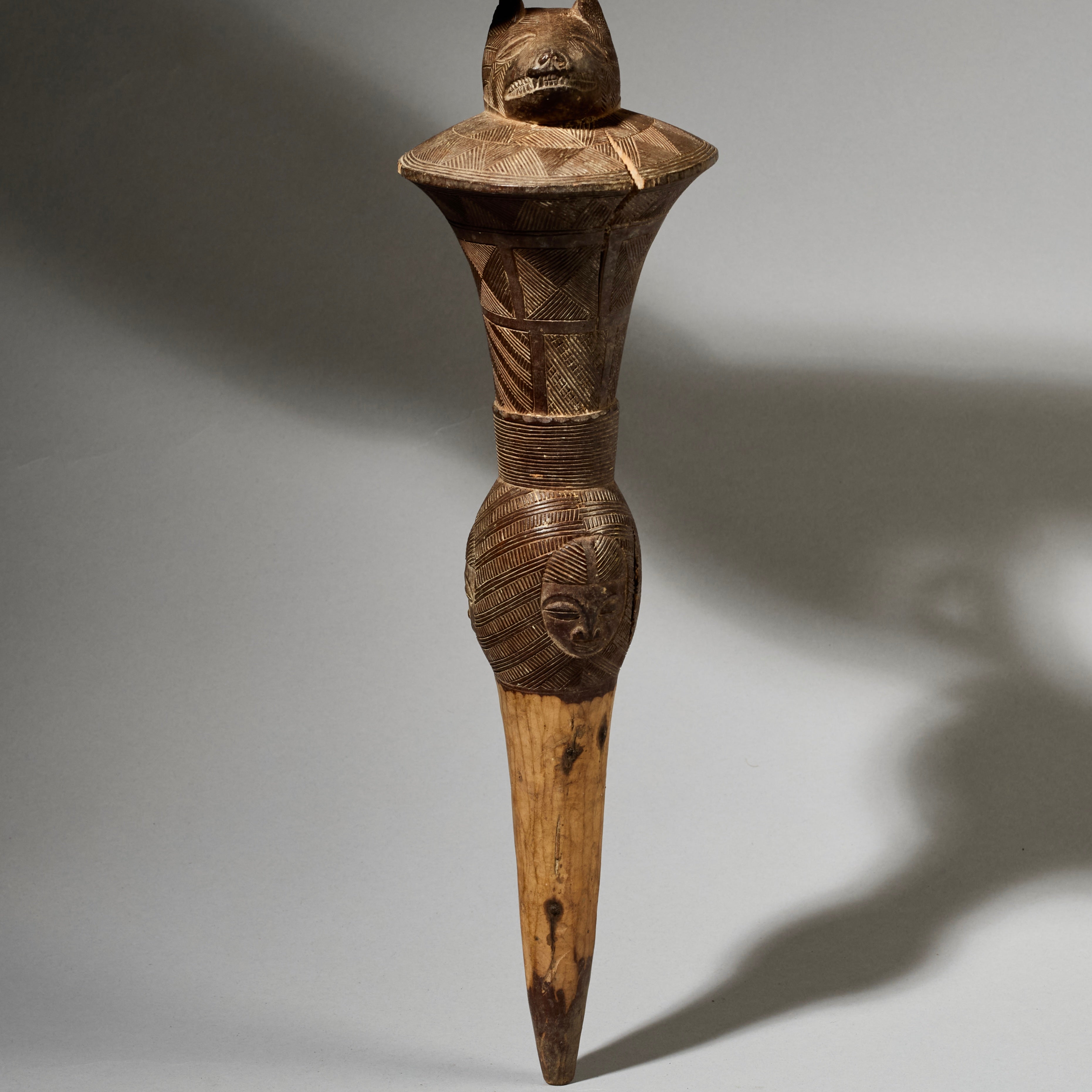 AN UNSUAL ANIMAL BAULE FLY WHISK EX GOLD LEAF,IVORY COAST W. AFRICA (No 4994 )