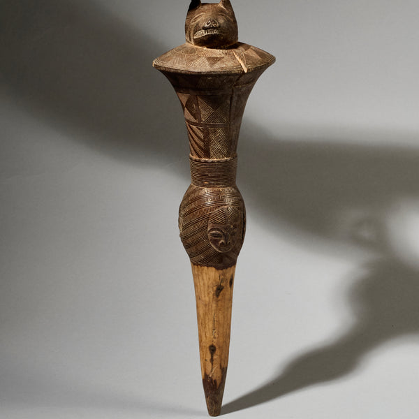 AN UNSUAL ANIMAL BAULE FLY WHISK EX GOLD LEAF,IVORY COAST W. AFRICA (No 4994 )