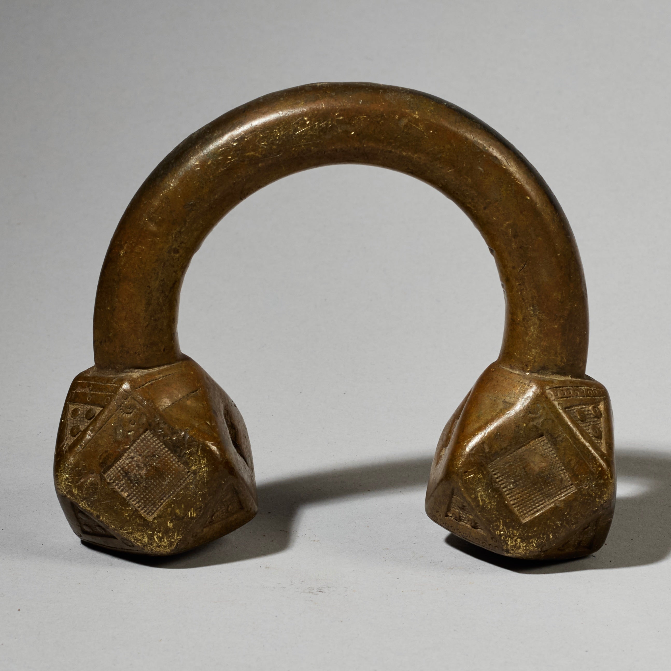 A SCULPTURAL HEAVY TUAREG ANKLET FROM THE SAHARA ( No 4971 )