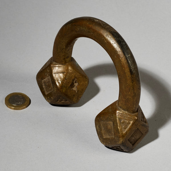 A SCULPTURAL HEAVY TUAREG ANKLET FROM THE SAHARA ( No 4971 )