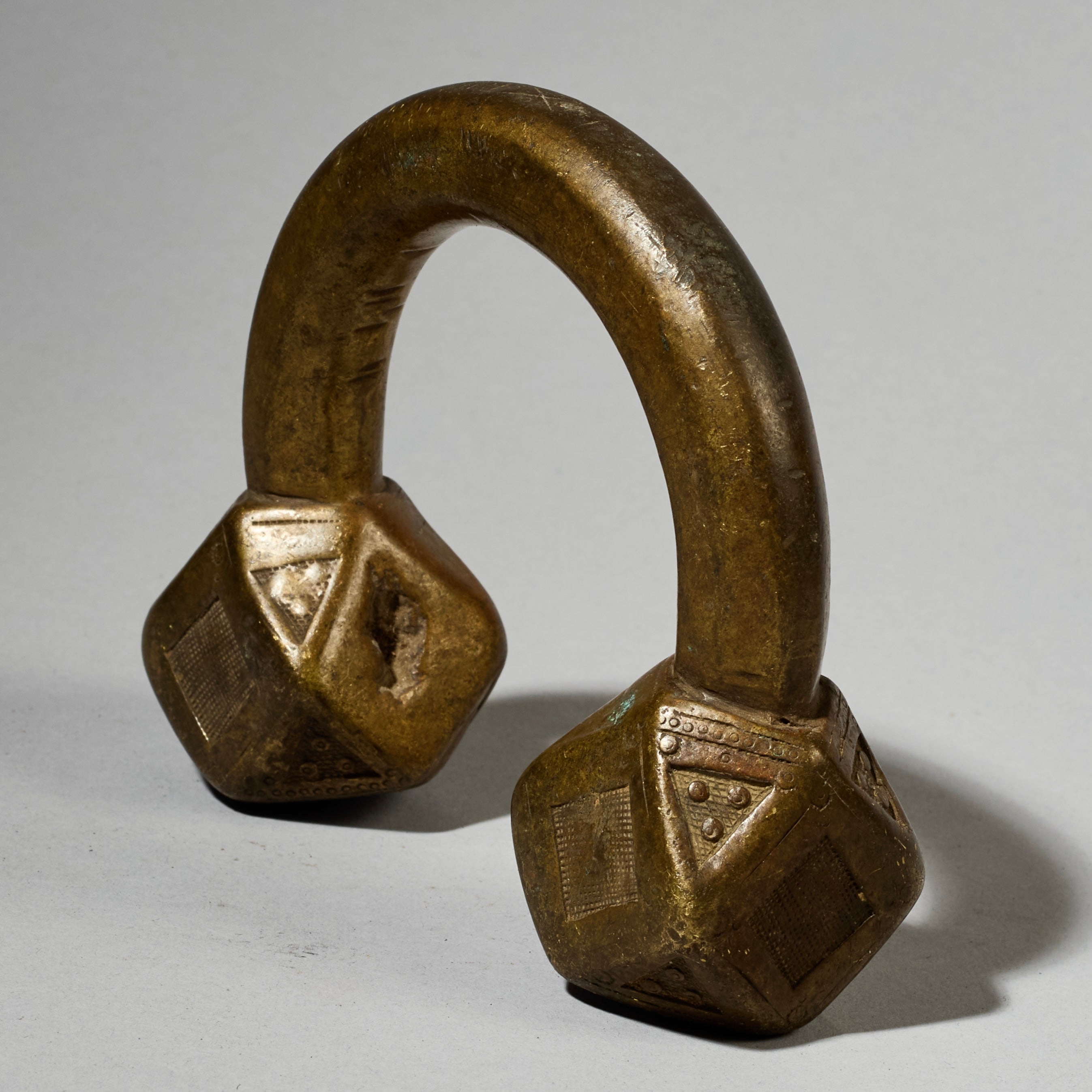 A SCULPTURAL HEAVY TUAREG ANKLET FROM THE SAHARA ( No 4971 )