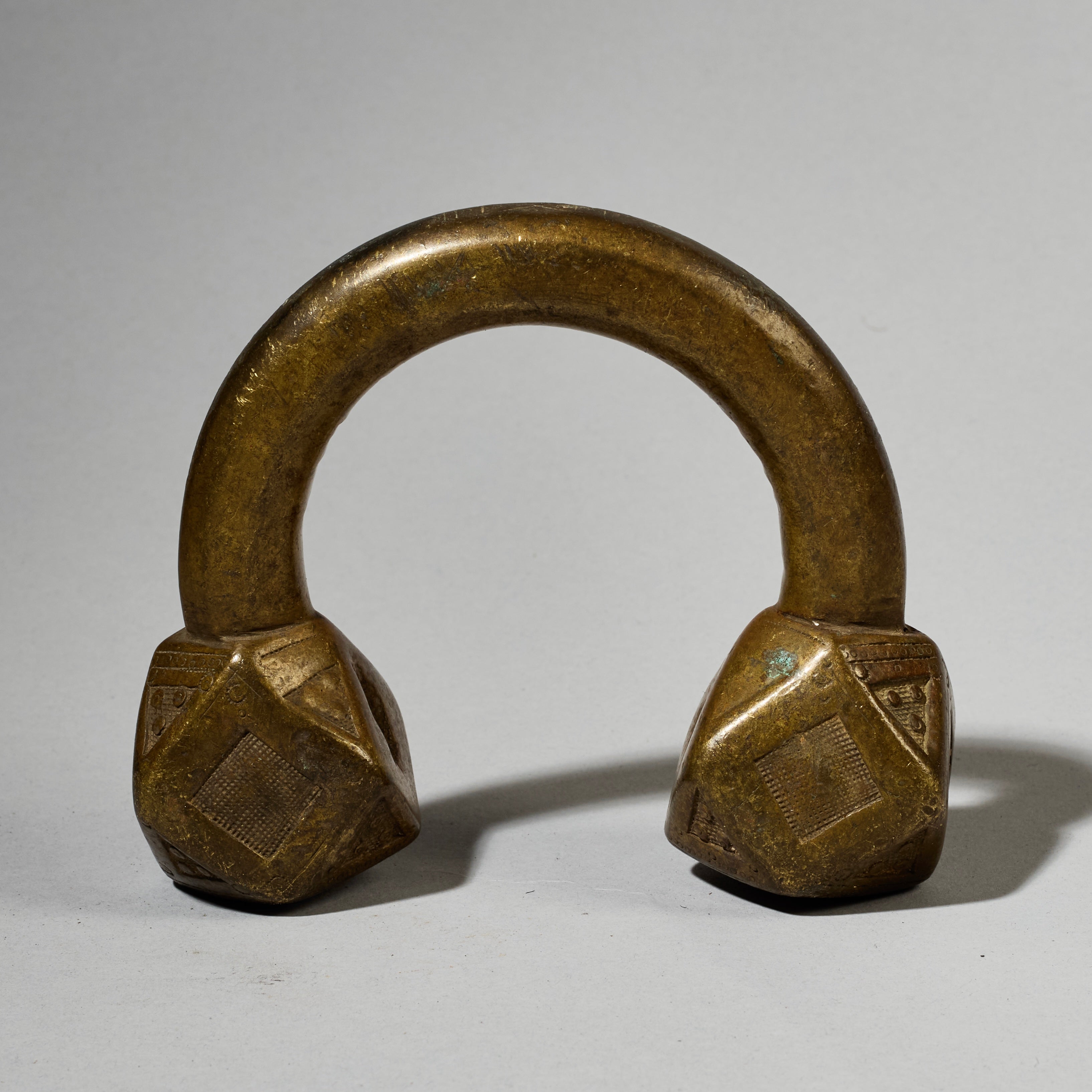 A SCULPTURAL HEAVY TUAREG ANKLET FROM THE SAHARA ( No 4971 )