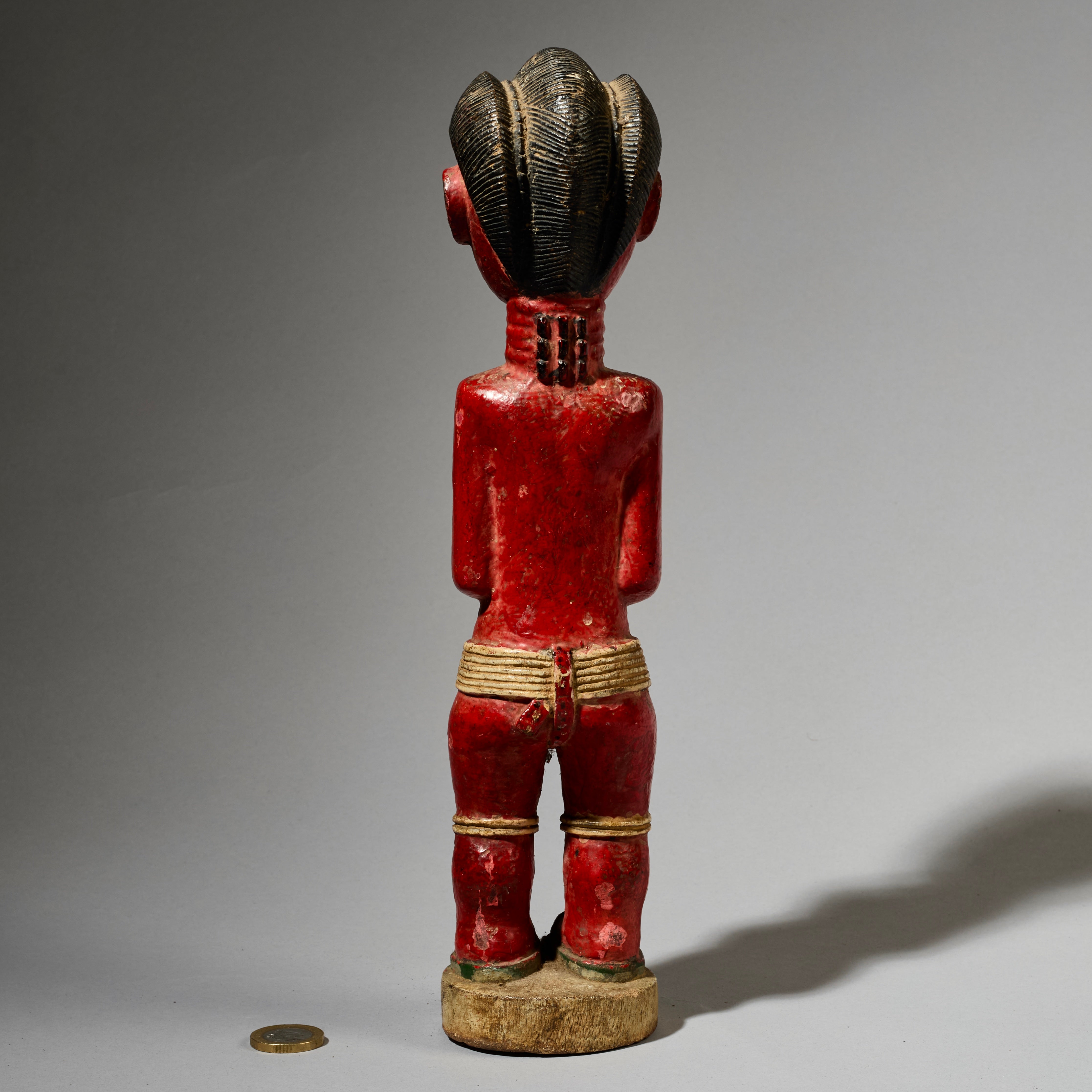AN EXPRESSIVE RED FEMALE COLON FIGURE WITH FINE FINGERS, BAULE TRIBE IVORY COAST ( No 4998 )