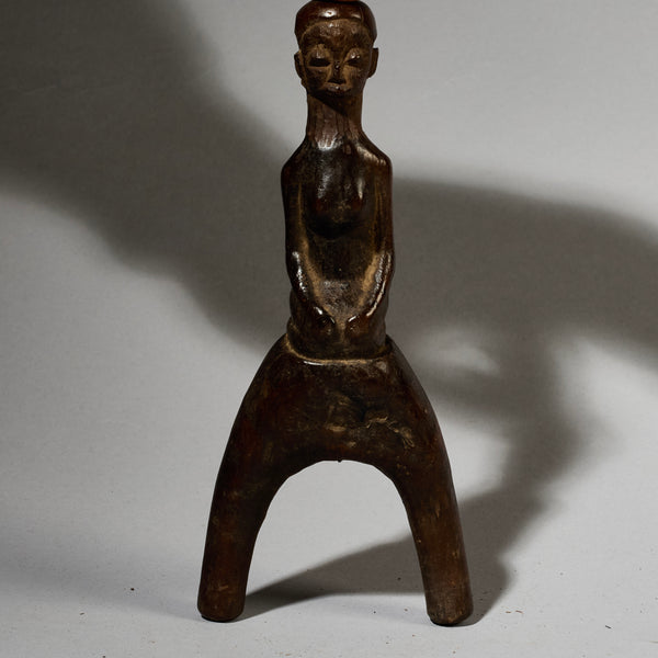 A ELEGANT FIGURATIVE BAULE TRIBE CATAPULT , IVORY COAST (  No 4976 )