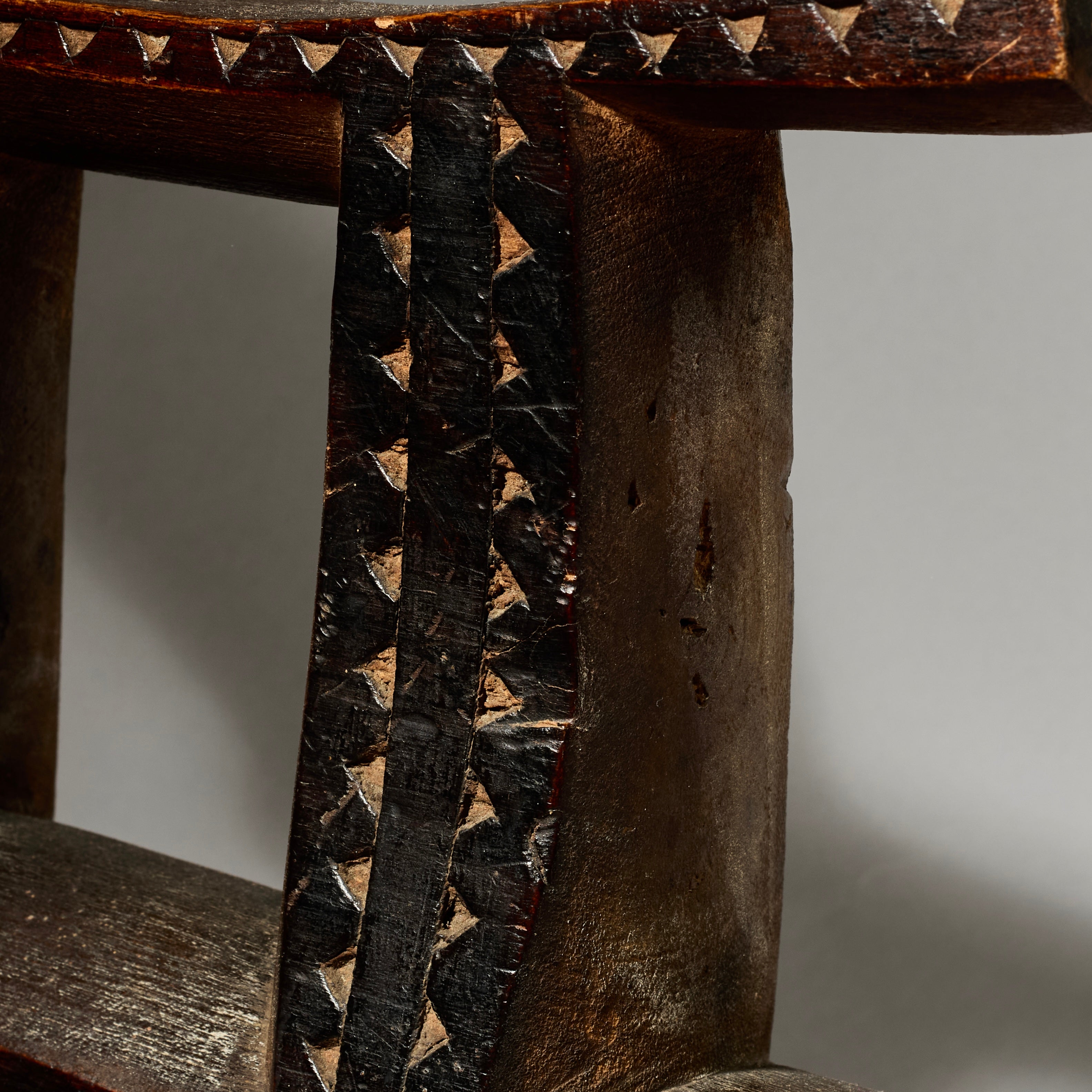 A REFINED OLD ZULU HEADREST FROM UK COLLECTION   ( No 5038 )