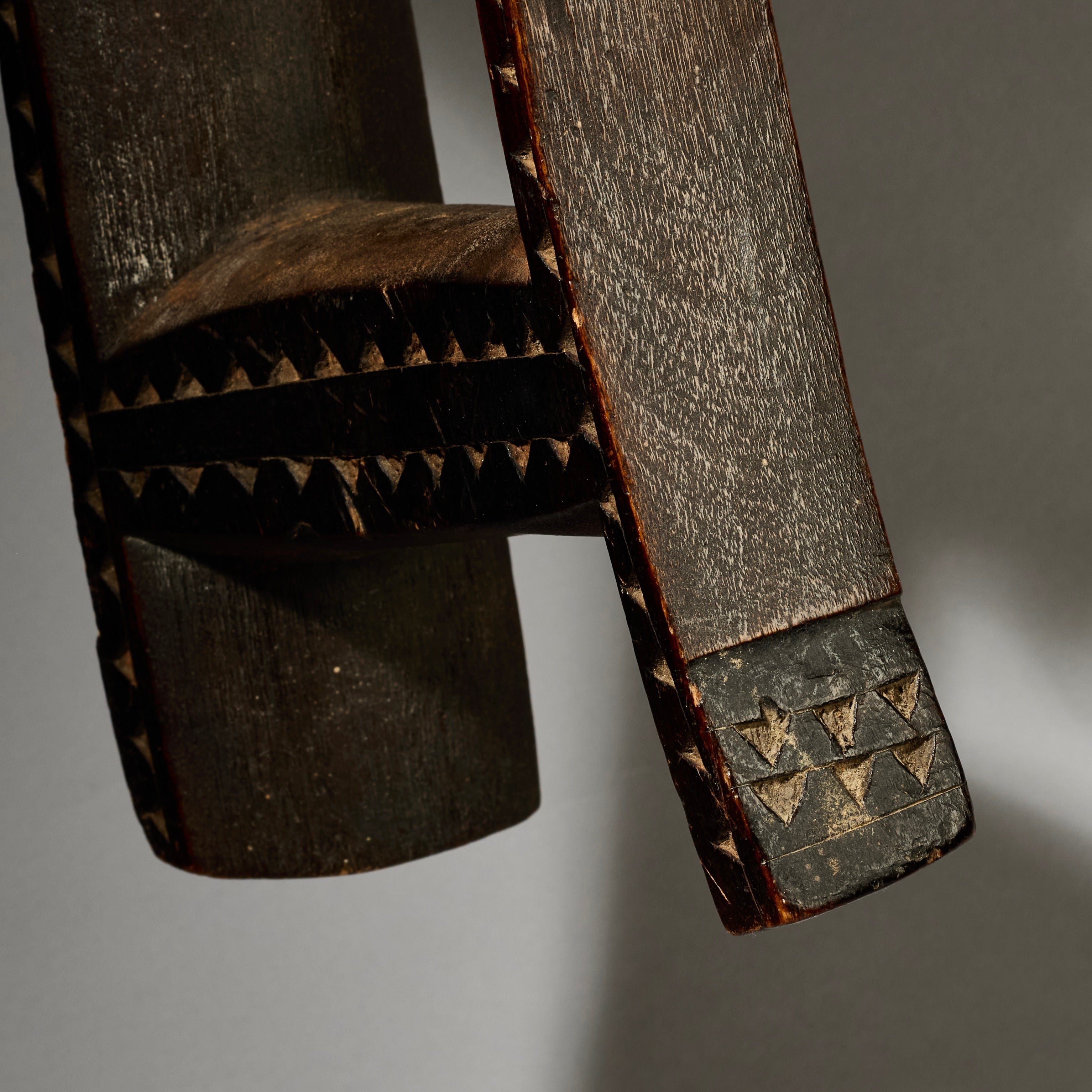 A REFINED OLD ZULU HEADREST FROM UK COLLECTION   ( No 5038 )