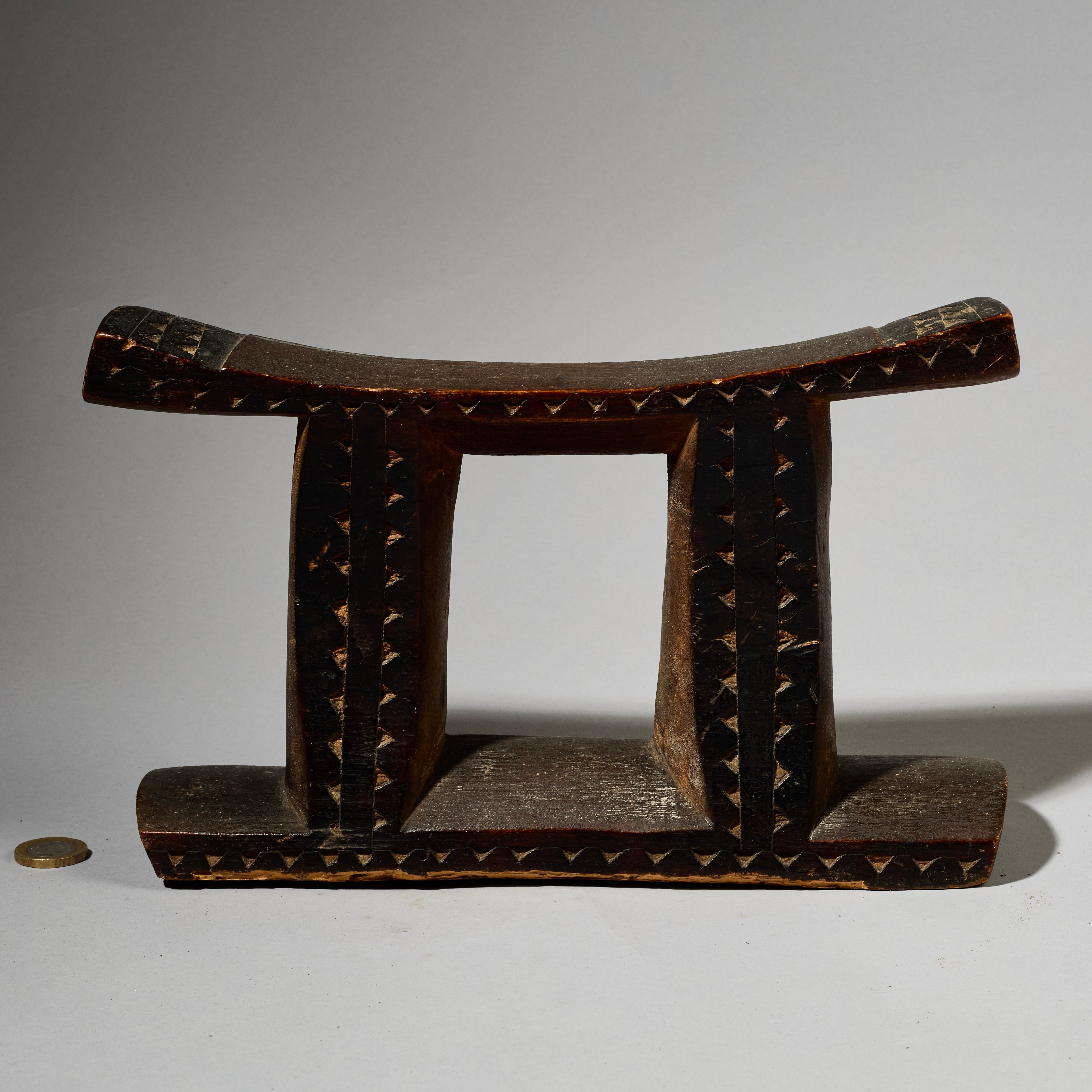 A REFINED OLD ZULU HEADREST FROM UK COLLECTION   ( No 5038 )