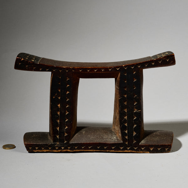 A REFINED OLD ZULU HEADREST FROM UK COLLECTION   ( No 5038 )