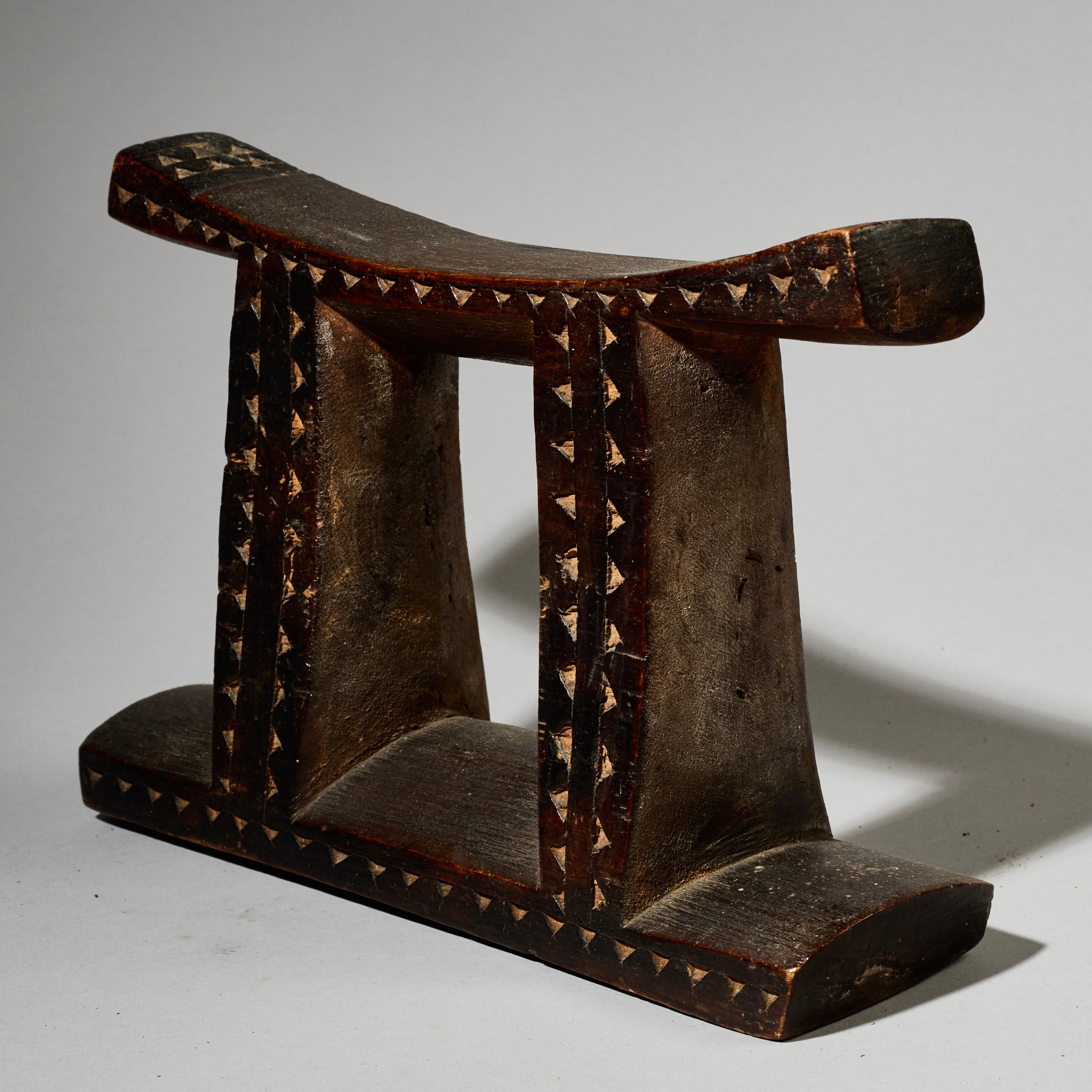 A REFINED OLD ZULU HEADREST FROM UK COLLECTION   ( No 5038 )