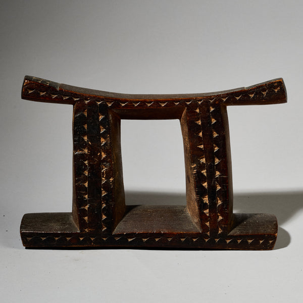 A REFINED OLD ZULU HEADREST FROM UK COLLECTION   ( No 5038 )