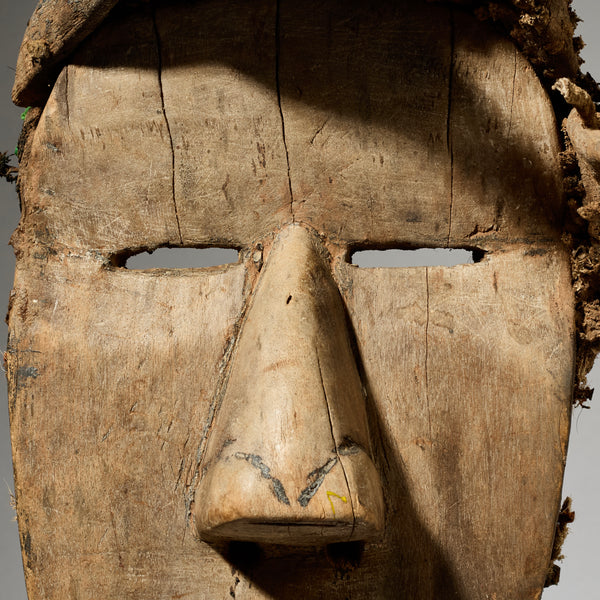 A UNUSUAL GUERRE MASK FROM THE IVORY COAST ( No 5036)