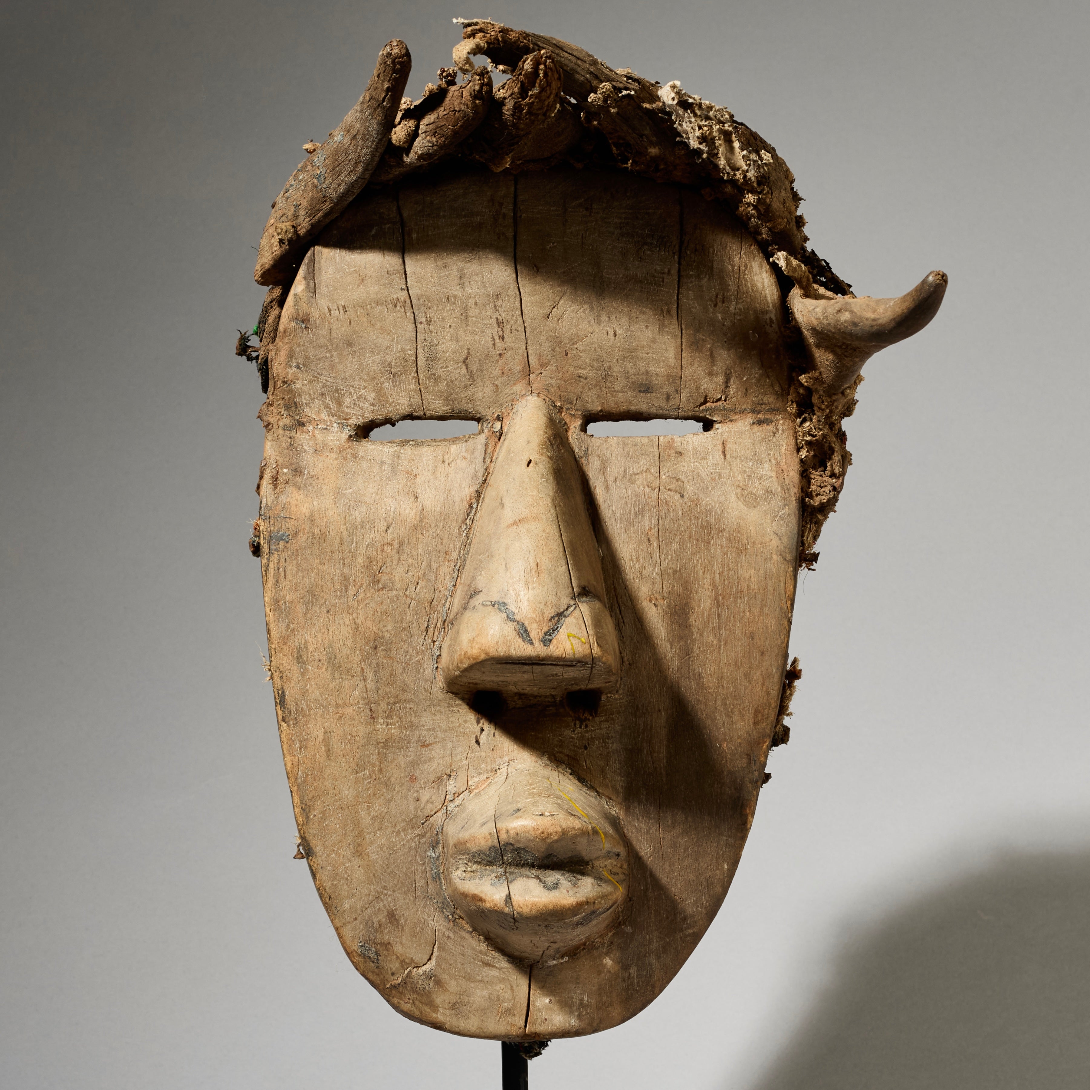 A UNUSUAL GUERRE MASK FROM THE IVORY COAST ( No 5036)