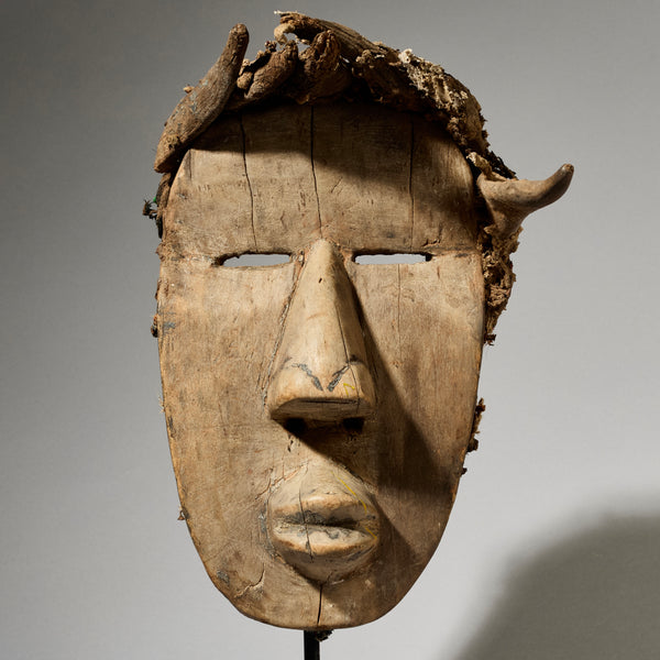 A UNUSUAL GUERRE MASK FROM THE IVORY COAST ( No 5036)