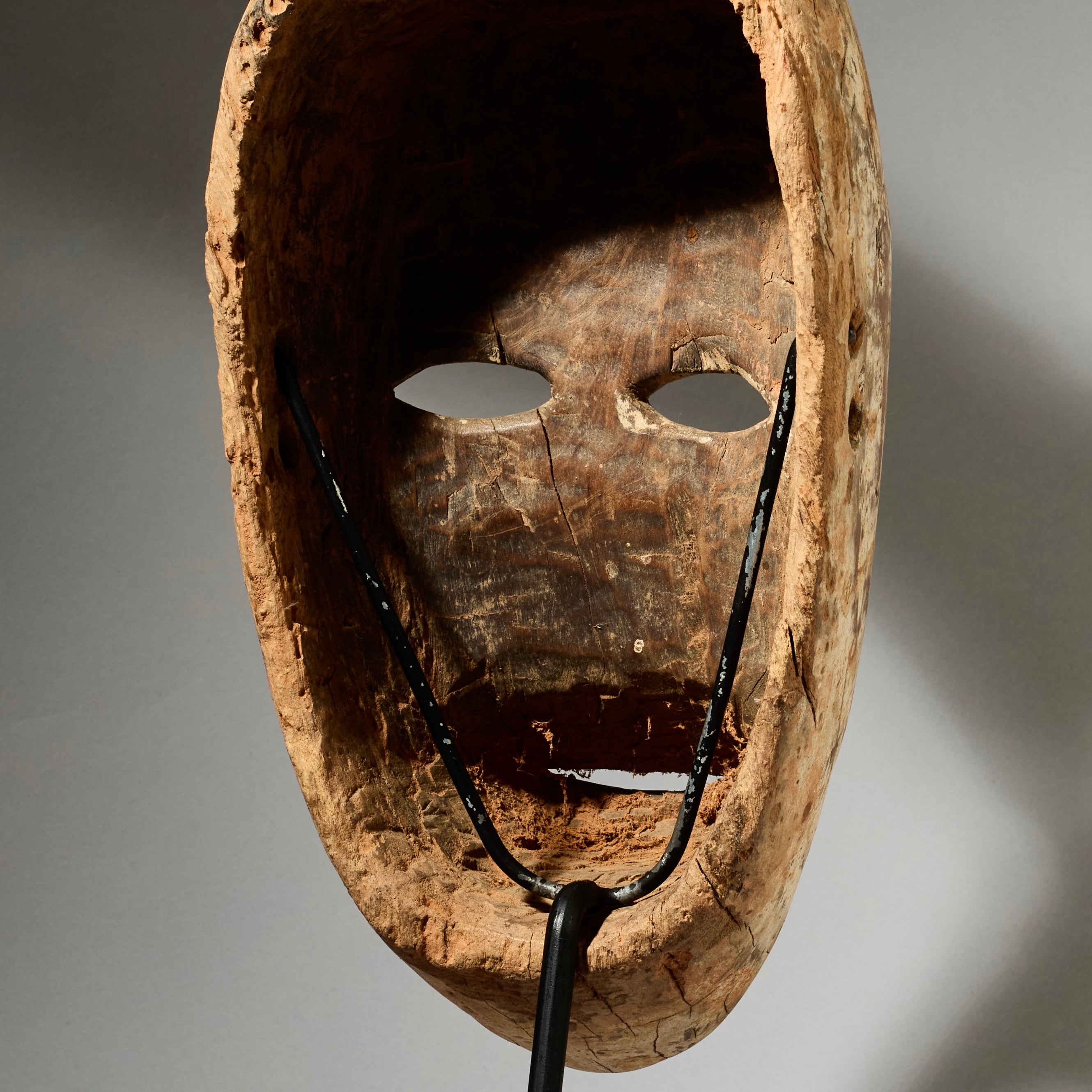 AN ATTRACTIVE MASK FROM THE GURUNSI  TRIBE OF THE Burkina Faso  ( No 5035 )