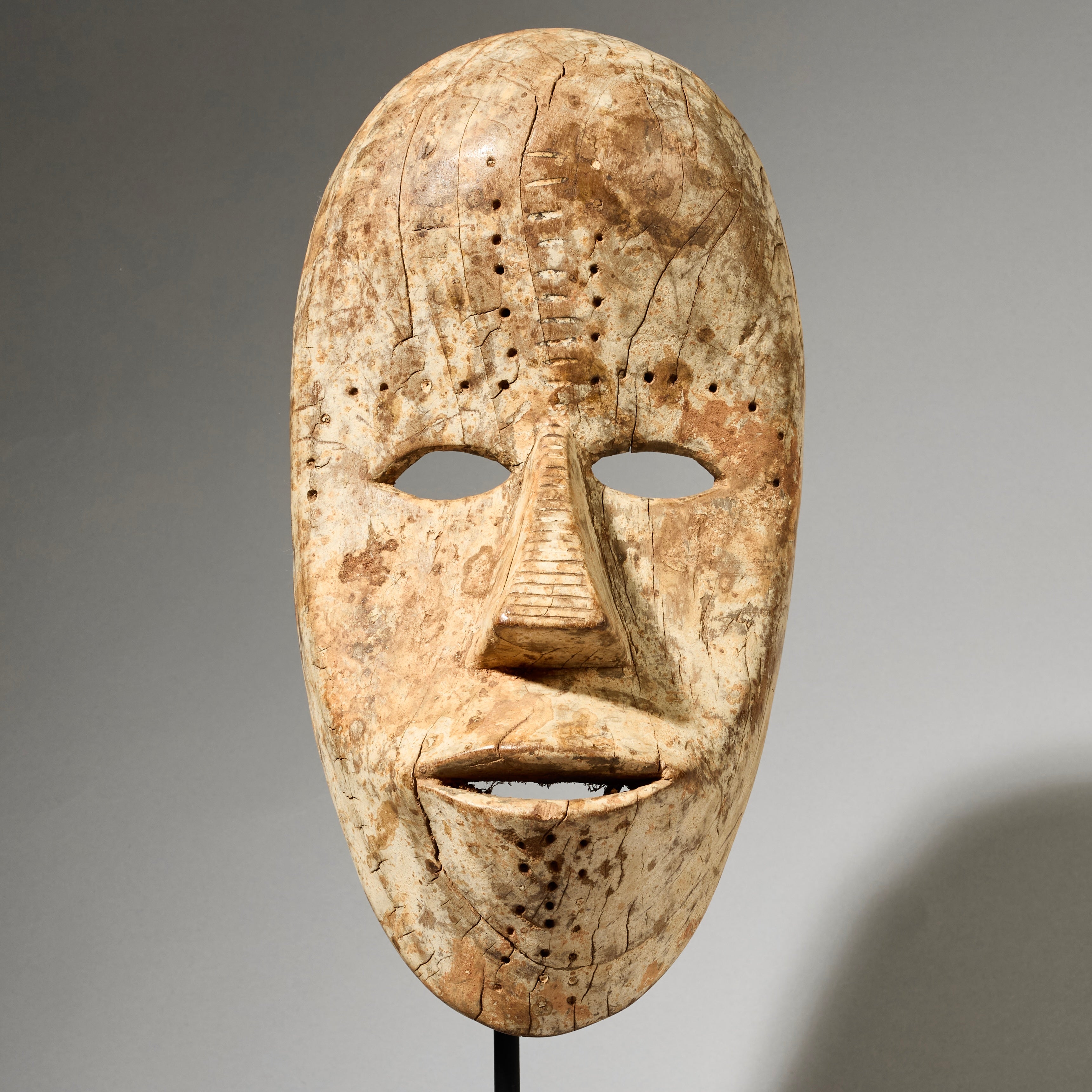 AN ATTRACTIVE MASK FROM THE GURUNSI  TRIBE OF THE Burkina Faso  ( No 5035 )