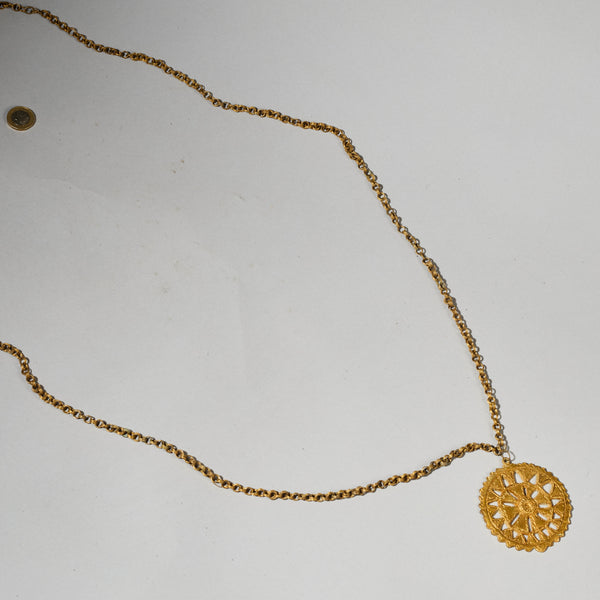 A BOLD  BAULE GILT BRASS NECKLACE WITH GOLD WEIGHT SHAPED DISC PENDANT, IVORY COAST (  No 4980